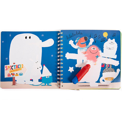 Open Moulin Roty magisch kleurboek met deels ingekleurde monsterfiguren op blauwe pagina's en de magische pen.