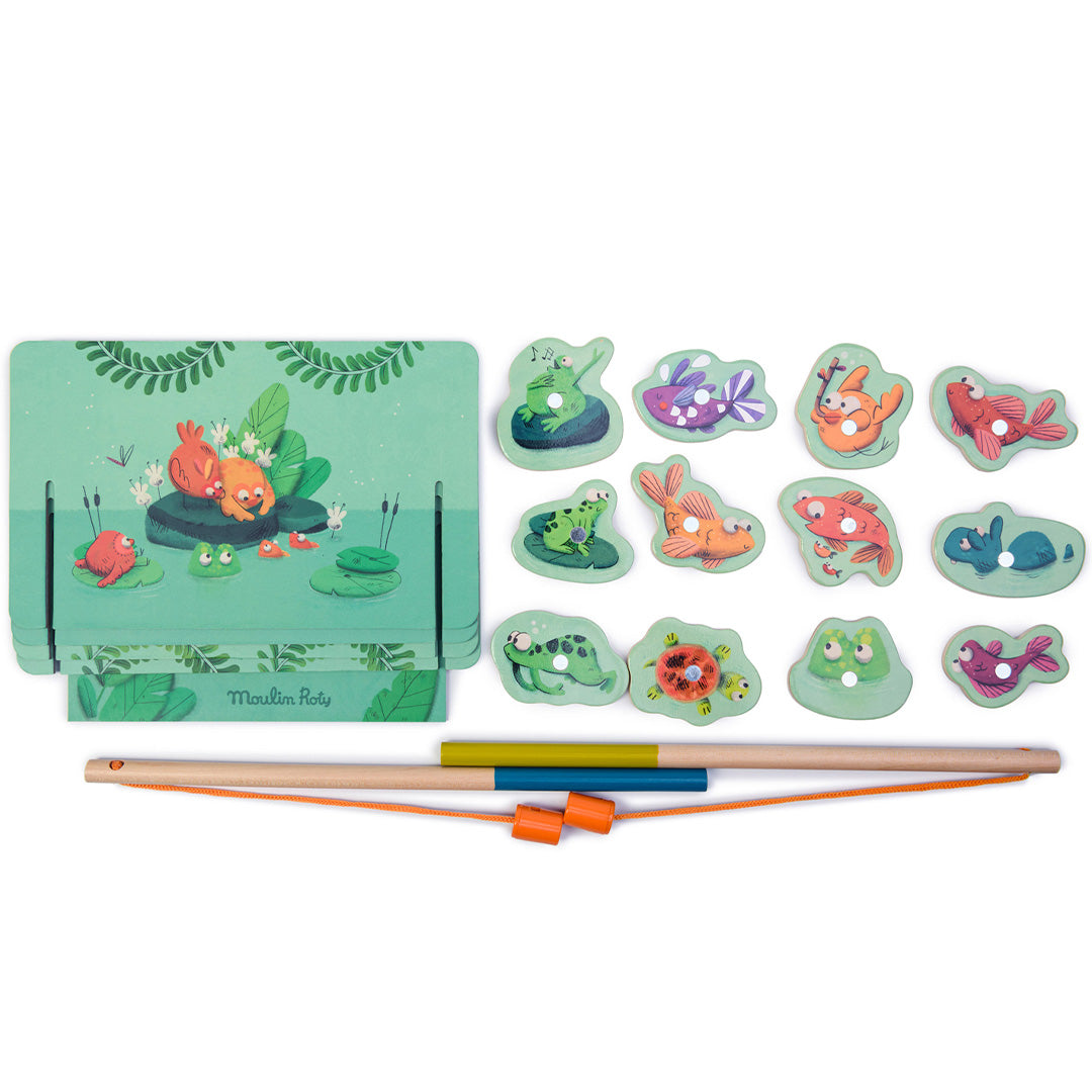 Alle onderdelen van het Moulin Roty magnetisch visspel, inclusief de platte vijver, twee hengels en twaalf houten waterdieren.
