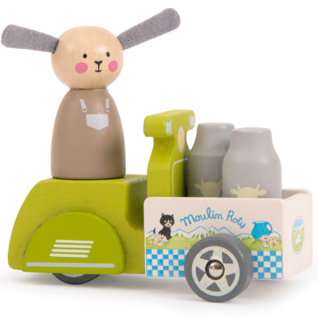 Moulin Roty houten speelgoedmotor met schaap als melkbezorger en aanhanger met melkflessen.