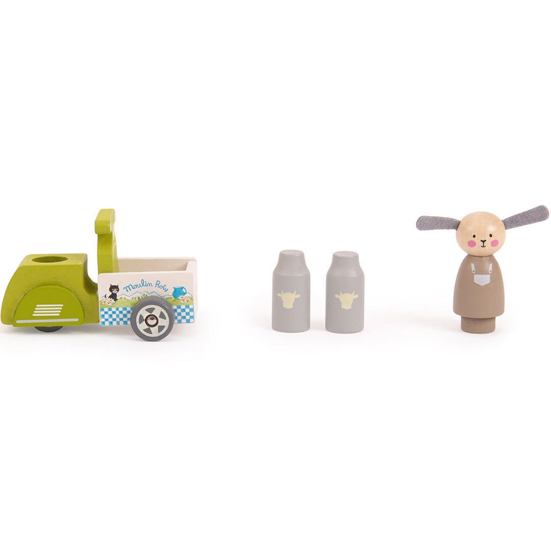 De losse onderdelen van de Moulin Roty houten speelgoed melkbezorger: een scooter met aanhanger, twee melkflessen en een schaapfiguur.