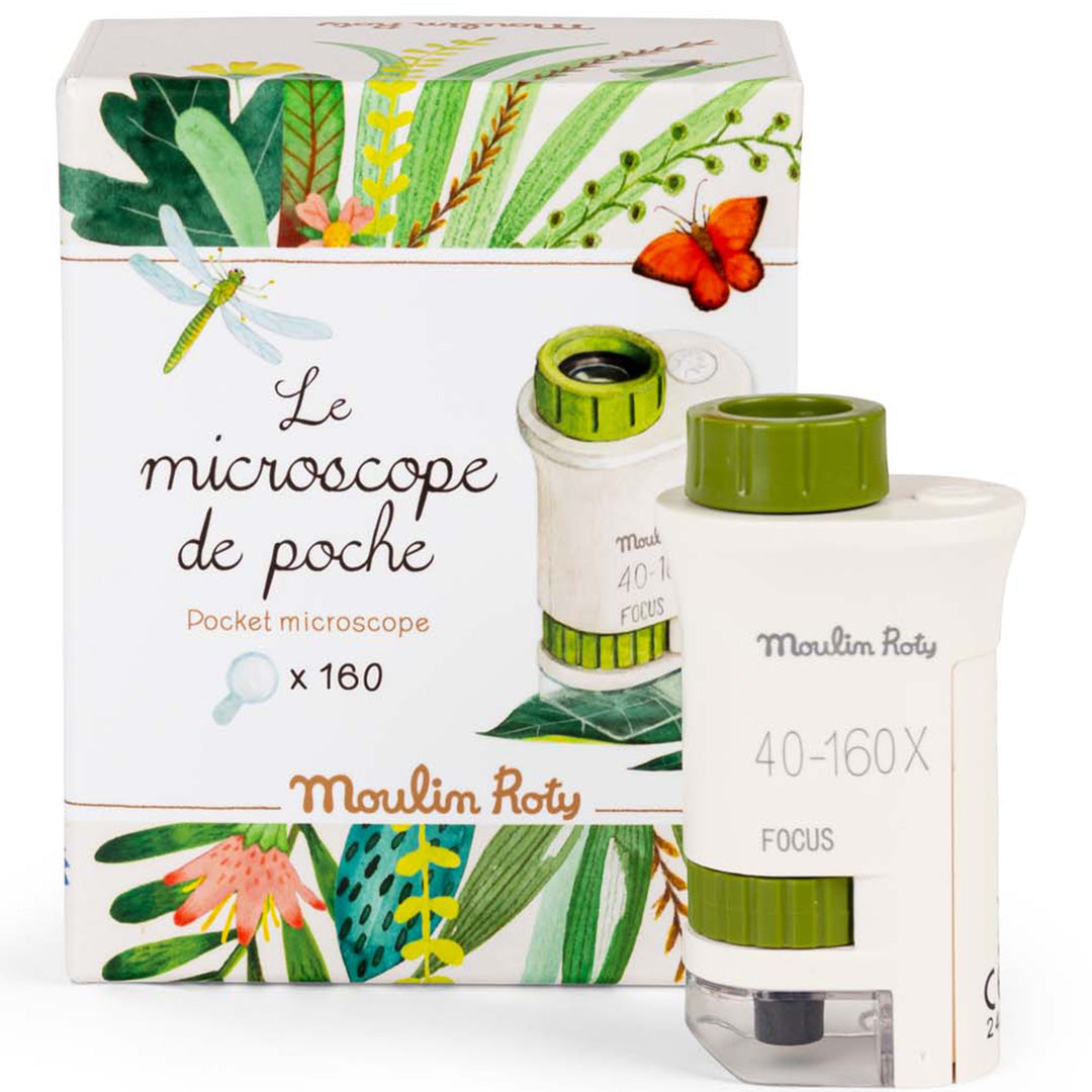 Moulin Roty educatief speelgoed: een witte pocket microscoop met groene accenten staat naast de verpakking met bladeren en dierenpatroon.
