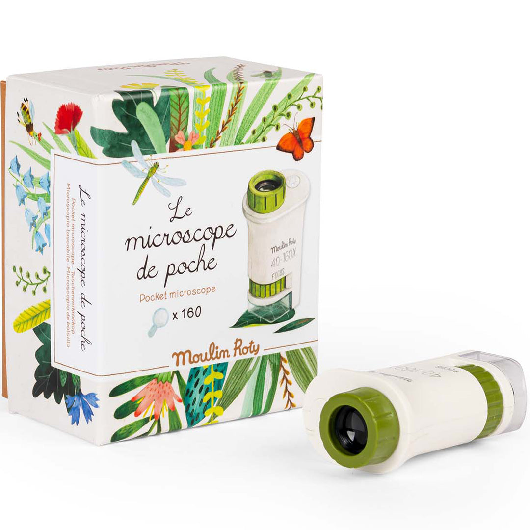 Moulin Roty educatief speelgoed: een witte pocket microscoop met groene accenten ligt naast de verpakking met bladeren en dierenpatroon.