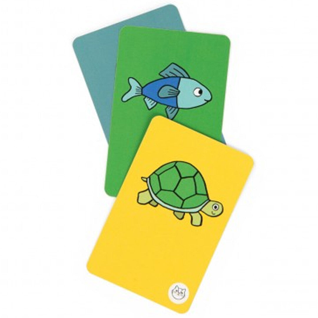 Detail van drie kaarten van het Mimes Mime Game kaartspel met een vis en een schildpad.