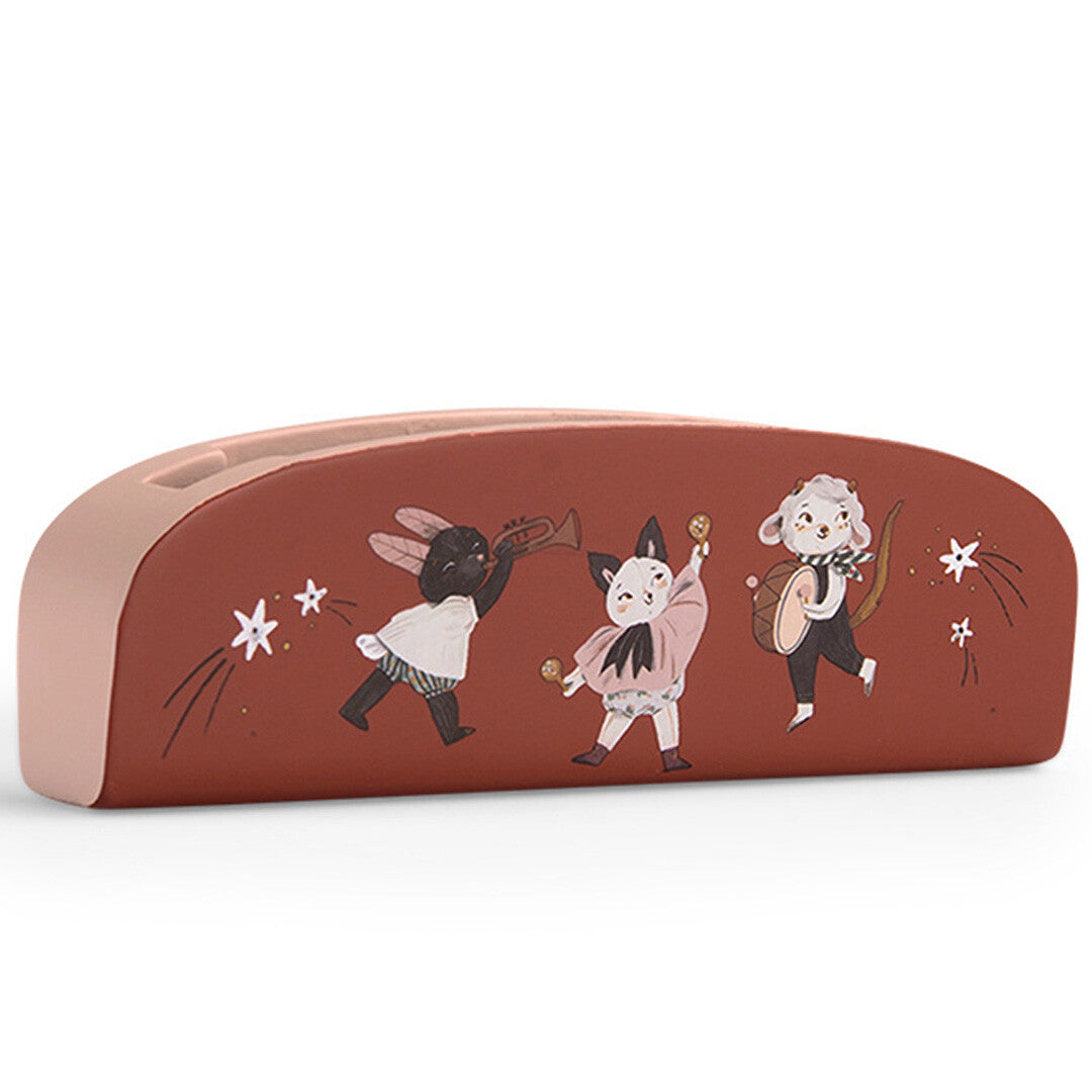 Moulin Roty houten mondharmonica met bruine bovenkant en illustraties van een konijn, kat en schaap die muziek maken.