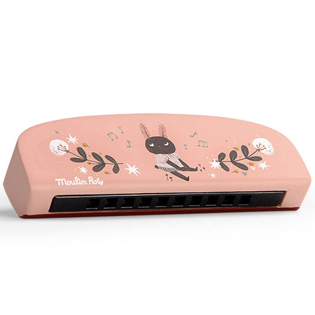 Moulin Roty houten mondharmonica met roze voorkant en illustratie van een konijnfiguur met bloemen en muzieknoten.