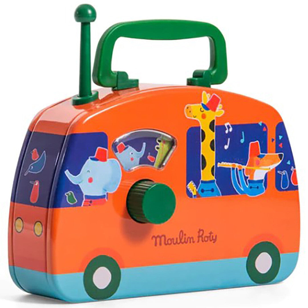 Moulin Roty oranje muziekbus met dierenfanfare en groene handgreep, schuin van voren gezien.