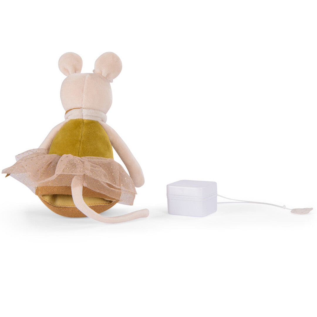 De achterkant van het Moulin Roty muziekspeelgoed van een beige muis in een ballerina jurkje, zittend naast het witte muziekdoosje.