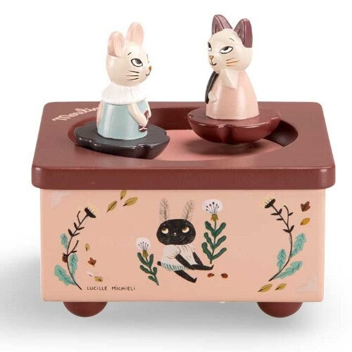 Moulin Roty muziekdoosje met een muis en een kat op de draaiende bovenkant en dier- en bloemmotieven op de roze zijkanten.