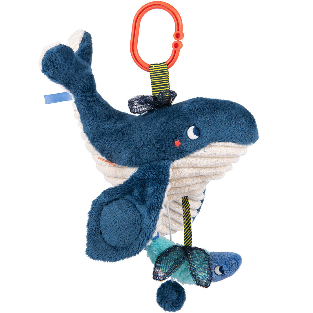 Moulin Roty babyspeelgoed muziekdoosje in de vorm van een blauwe walvis met een oranje clip.