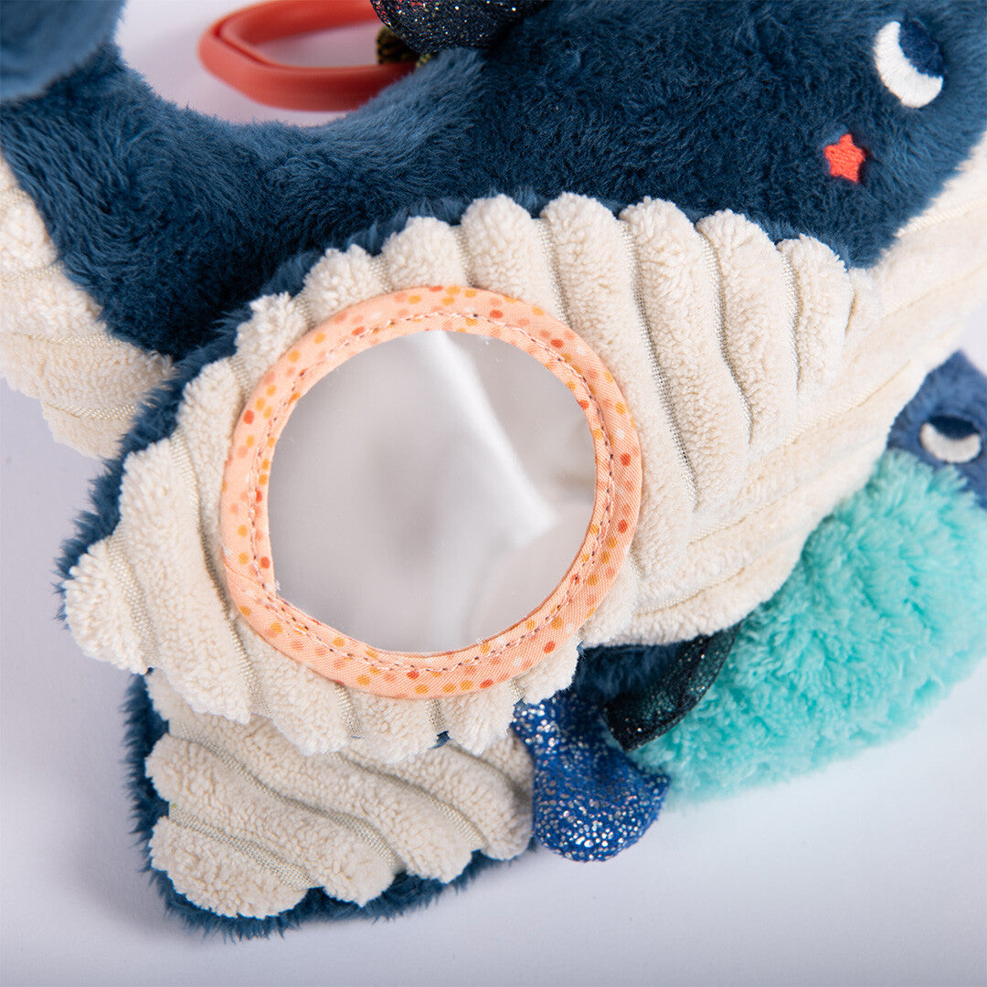 Detail van het walvis babyspeelgoed met een rond spiegeltje op de buik.