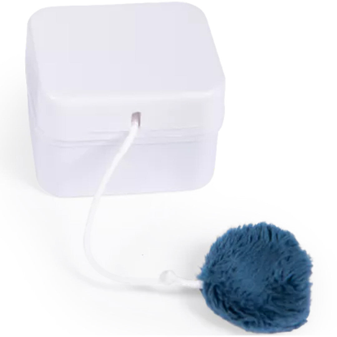 De witte plastic muziekdoos van het babyspeelgoed met een blauwe pluizige pompom.