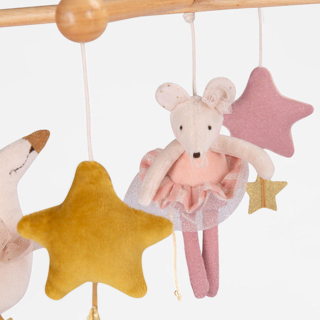 Detail van de Moulin Roty muziekmobiel met een muis ballerina en een gele ster.
