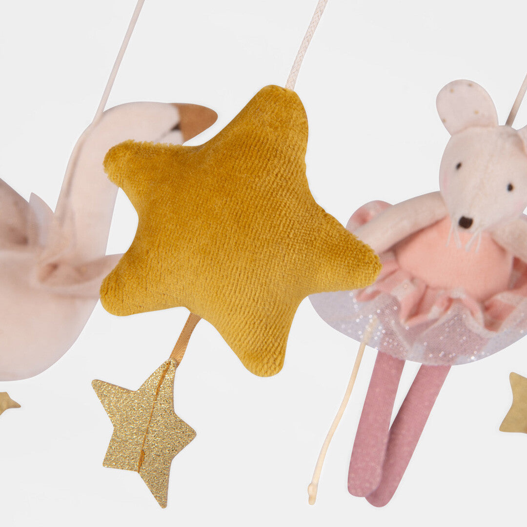 Detail van de Moulin Roty muziekmobiel met een gele ster en een muis ballerina.