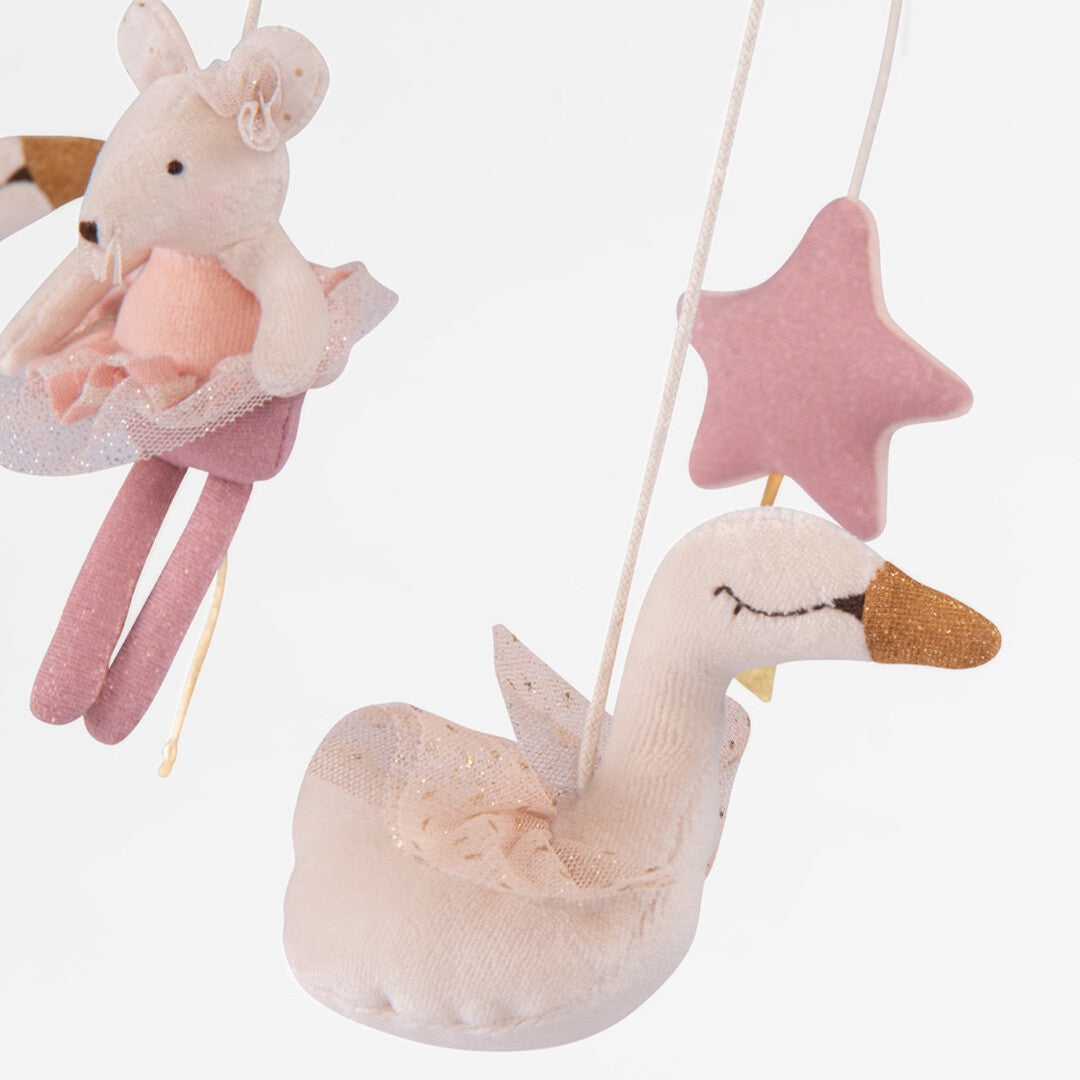 Detail van de Moulin Roty muziekmobiel met een beige gans en een roze ster.