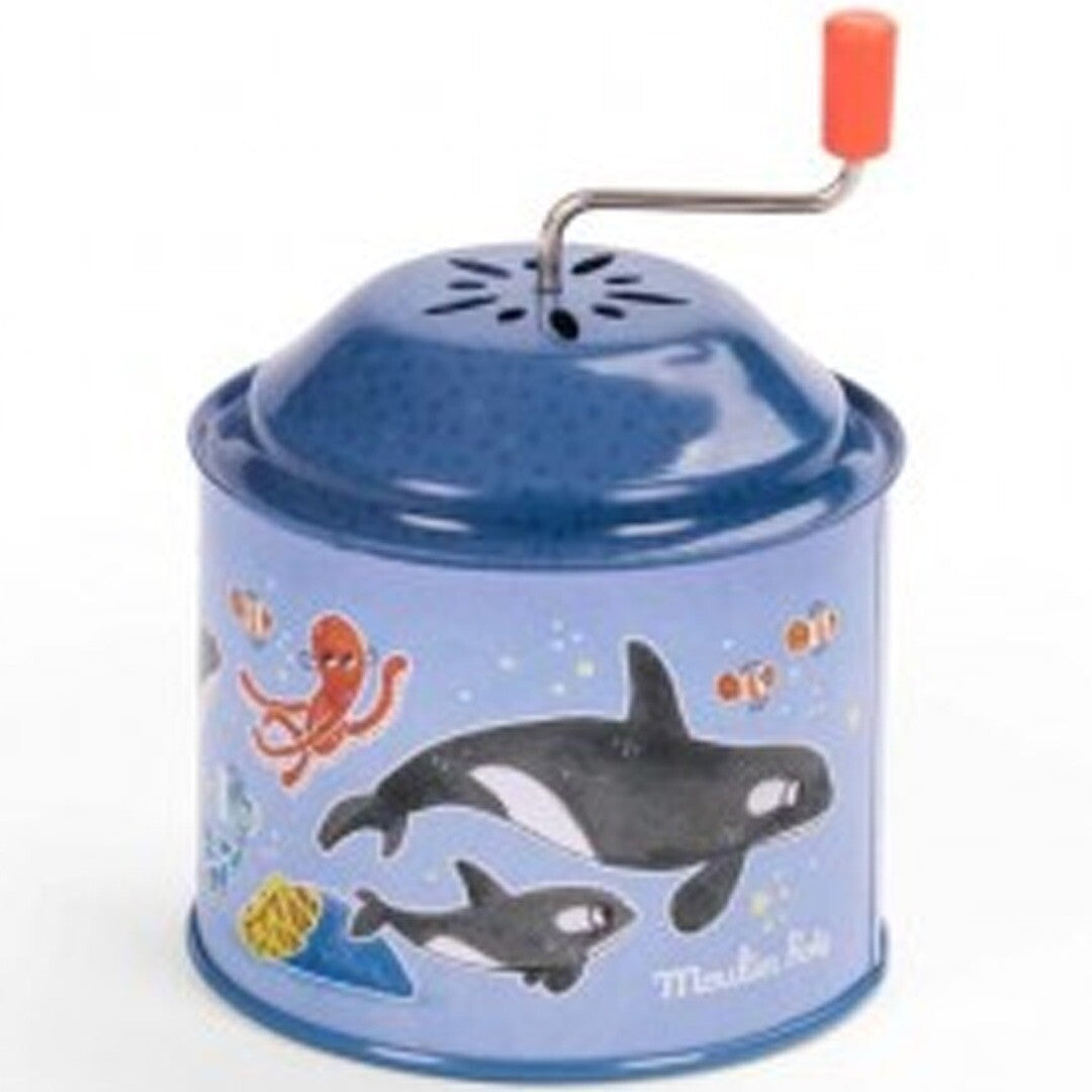 Moulin Roty muziekmolen met orka's en een octopus op een blauwe onderwaterachtergrond.