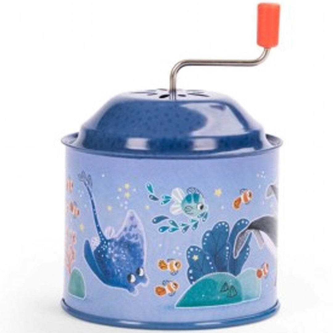 Moulin Roty muziekmolen met een manta rog en vissen op een blauwe onderwaterachtergrond.