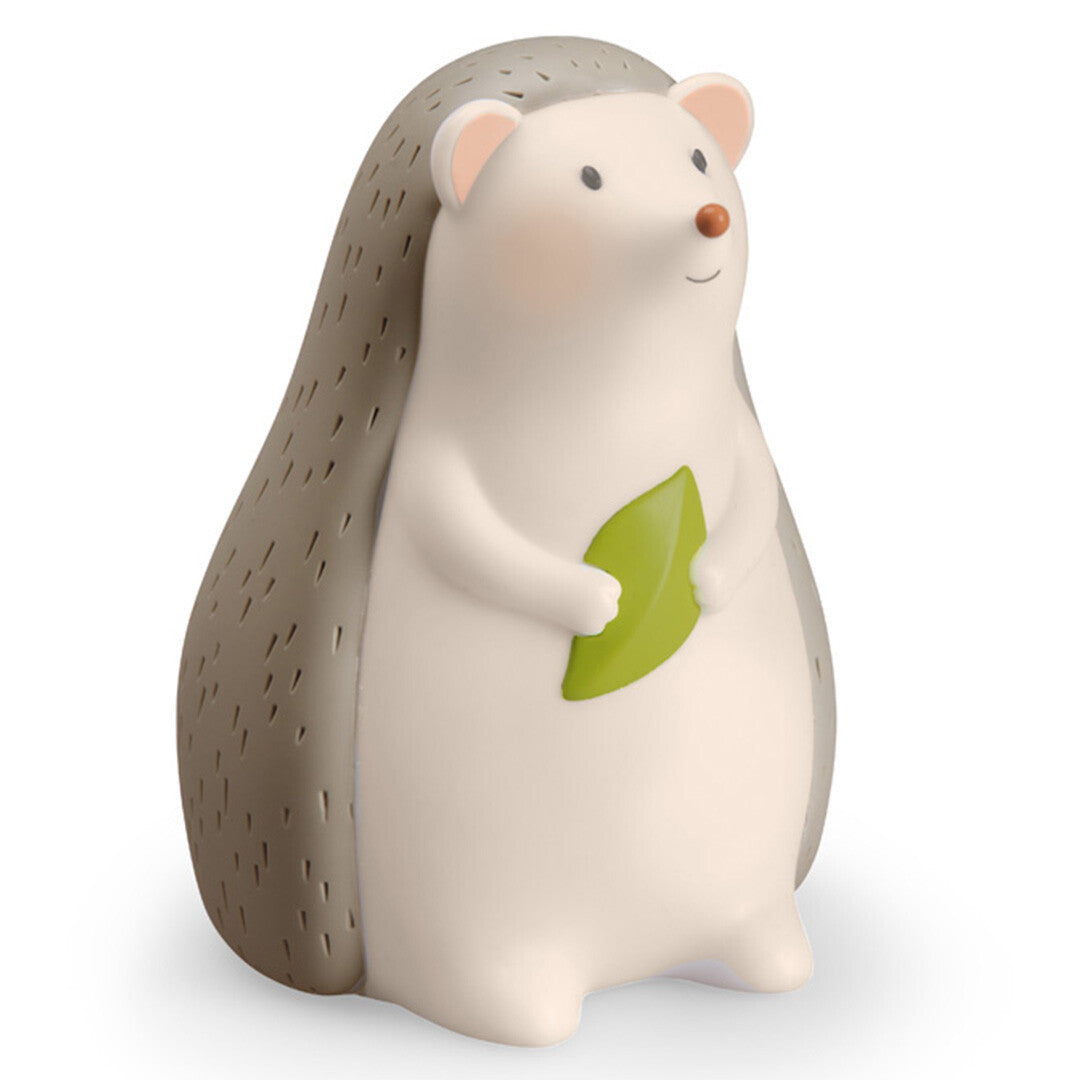 Moulin Roty nachtlampje in de vorm van een egel die een groen blad vasthoudt.