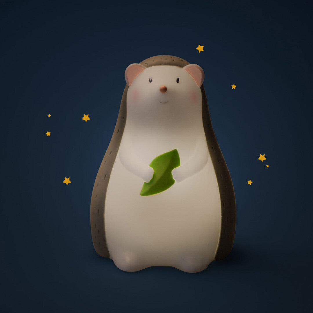 Verlicht egel nachtlampje met groen blad op een donkere achtergrond met sterren.