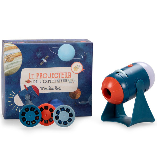 Moulin Roty projector met drie schijven en de verpakking, met ruimtevaartthema.
