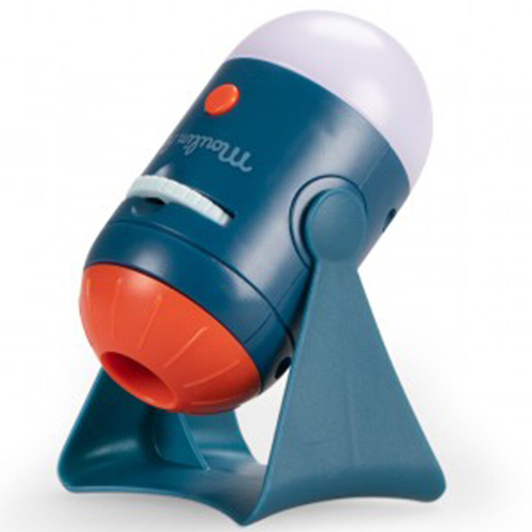 De Moulin Roty projector in blauw en oranje, schuin van bovenaf gefotografeerd.