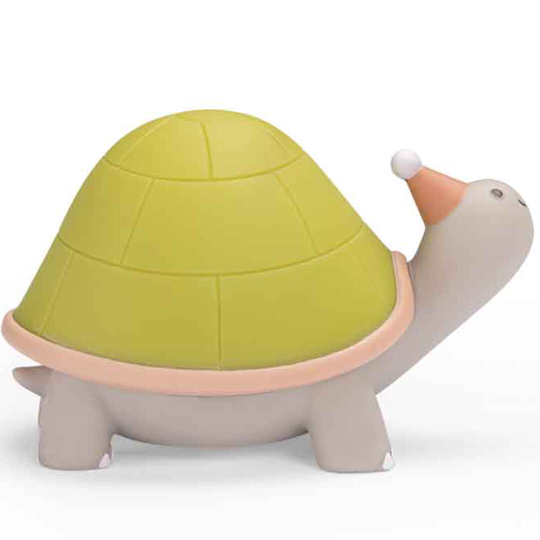 Moulin Roty nachtlampje in de vorm van een schildpad met groene schild en oranje feesthoedje.