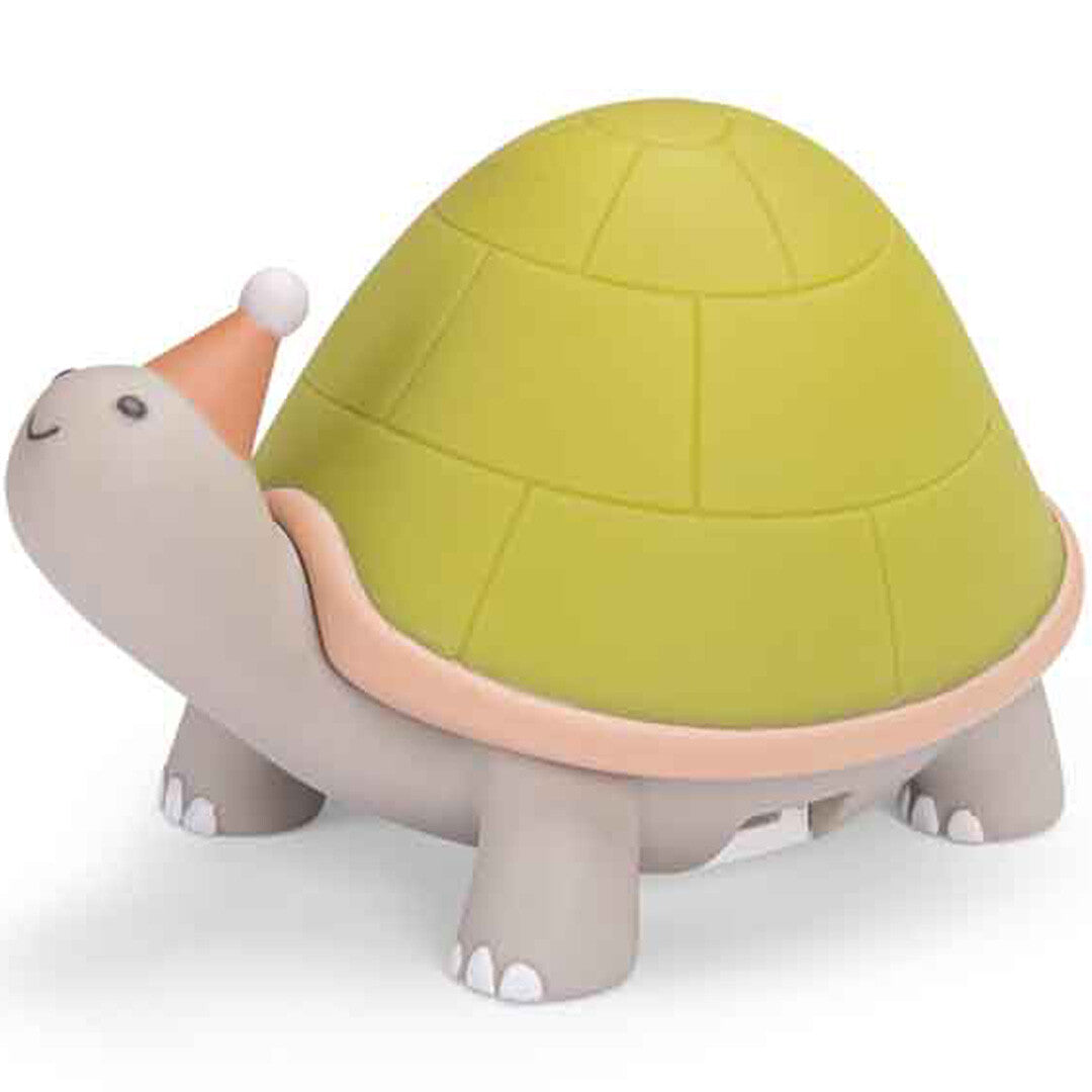 Moulin Roty nachtlampje in de vorm van een schildpad met groene schild en oranje feesthoedje, van voren gezien.