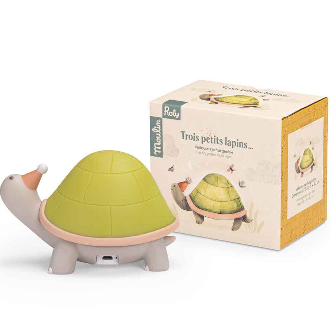 Moulin Roty nachtlampje in de vorm van een schildpad naast de productverpakking.