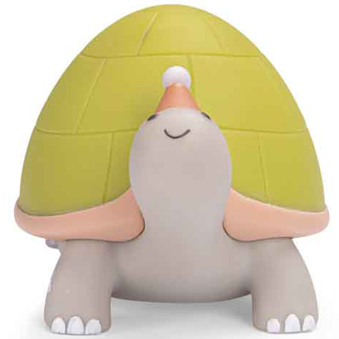 Moulin Roty nachtlampje in de vorm van een schildpad met groene schild en oranje feesthoedje, van voren gezien.