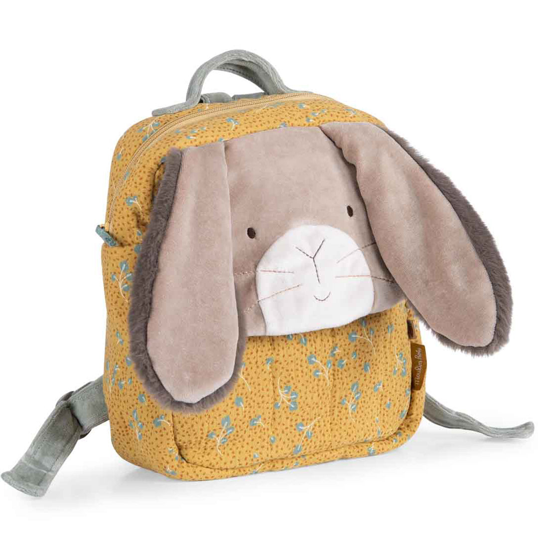 Schuine weergave van de Moulin Roty peuterrugzak met konijnenthema en okergele stof.