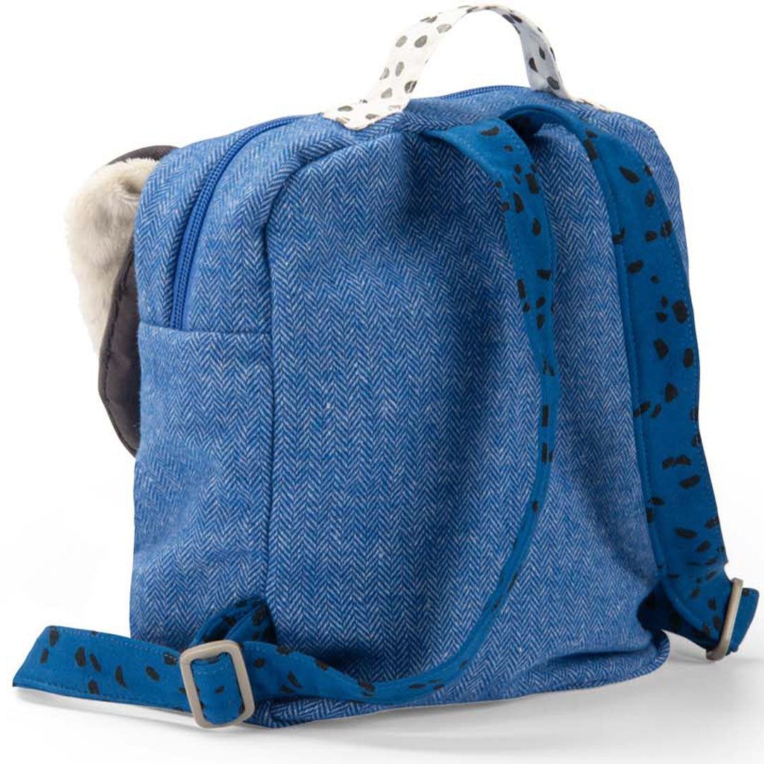 De achterkant van de Moulin Roty peuterrugzak met blauwe schouderbanden met stippen.