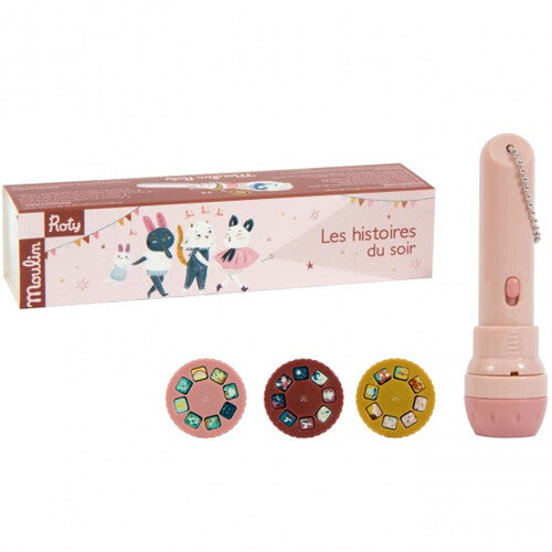 De roze Moulin Roty projector voor bedtijdverhalen met drie schijfjes en de verpakking.