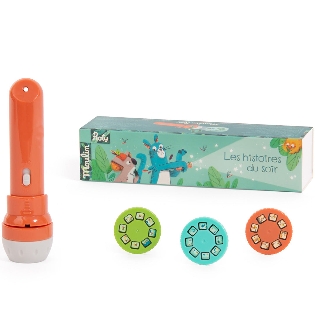 De Moulin Roty projector bedtijdverhalen set met oranje zaklamp, drie schijfjes en de productverpakking.