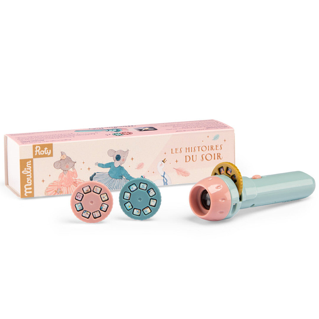Moulin Roty projector voor bedtijdverhalen met een ingebracht schijfje, twee losse schijfjes en de productverpakking.