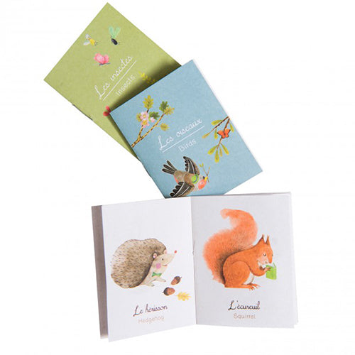 Open boekje met illustraties van een egel en een eekhoorn, met twee andere boekjes erachter.
