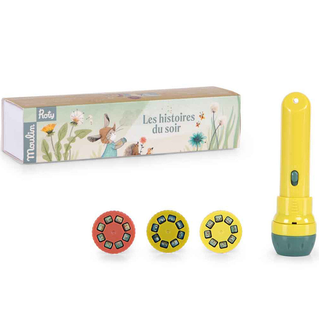 Moulin Roty projector voor bedtijdverhalen met een staande gele zaklamp, drie schijven en de verpakking met konijnenillustratie.