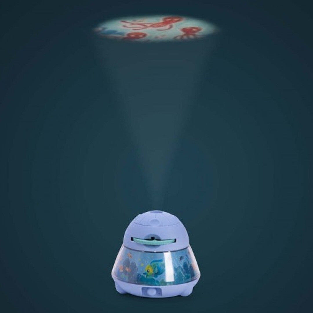Blauwe projector die rode octopusfiguren op een donkere achtergrond projecteert.