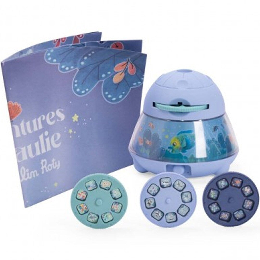 Moulin Roty blauwe projector met drie projectieschijven en een boek met het thema Les Aventures de Paulie.