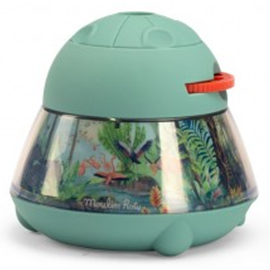 Close-up van de groene Moulin Roty projector met een jungle- en dierenafbeelding aan de zijkant.