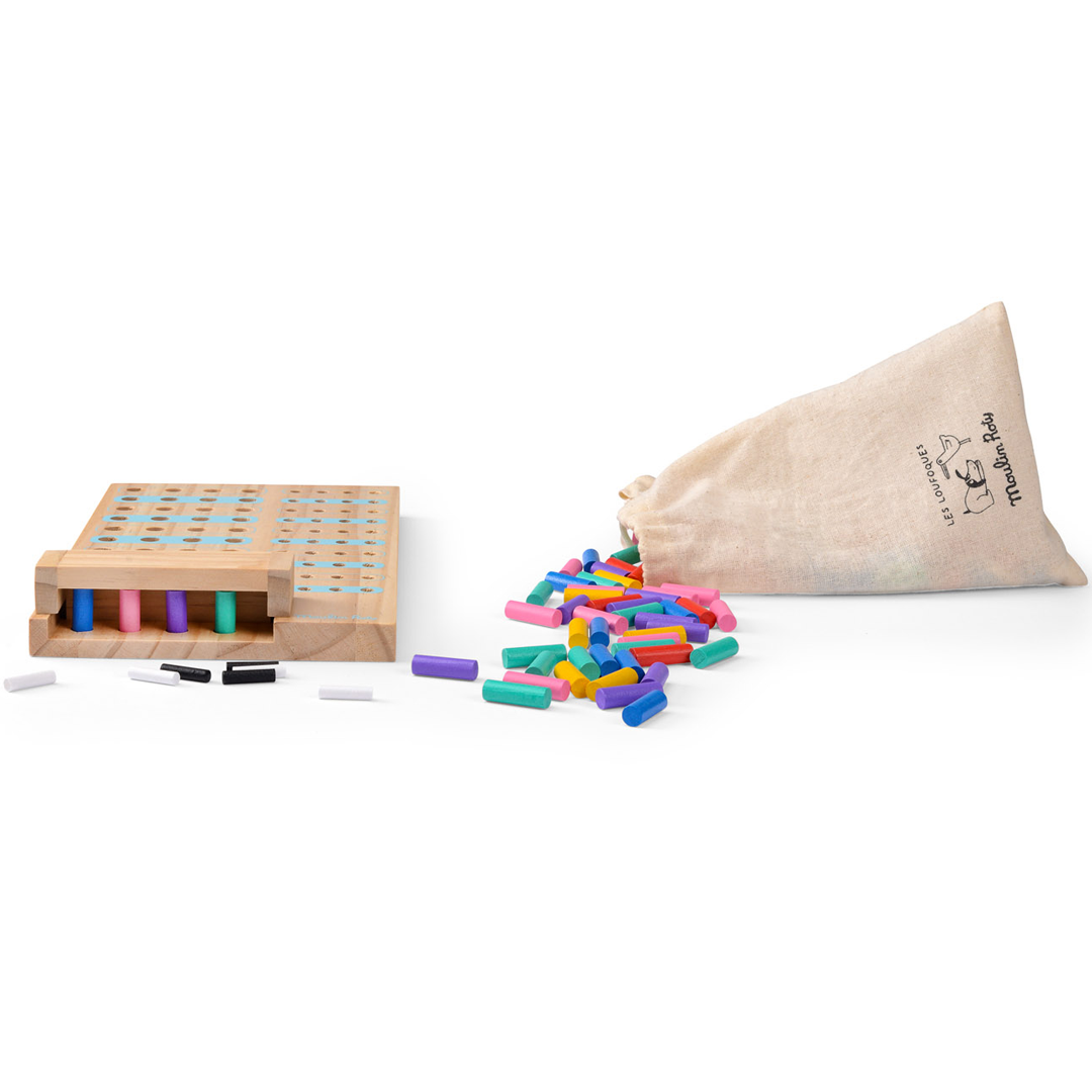 Moulin Roty houten raadspel met een zak vol gekleurde pionnen ernaast.