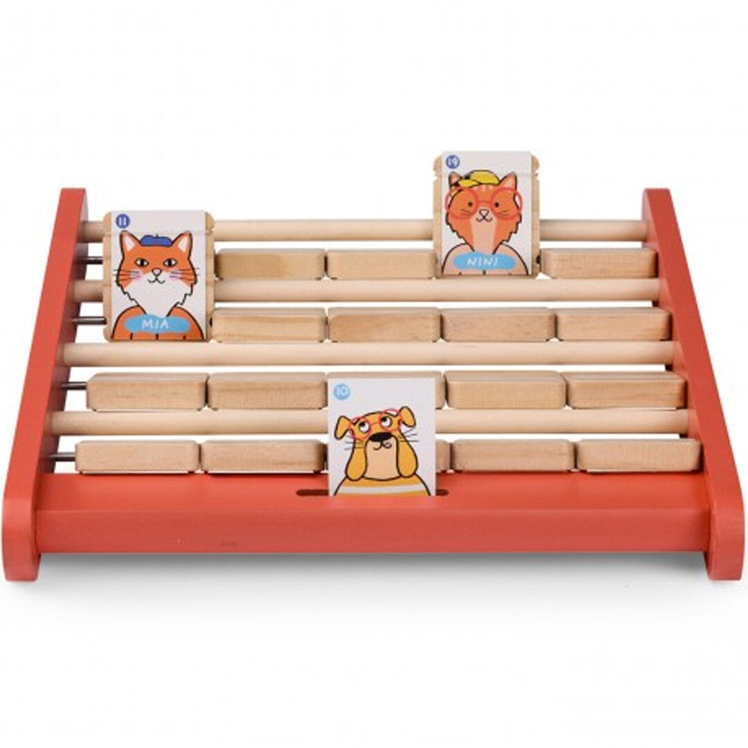 Een rood houten speelbord van het raadspel met enkele katten- en hondenfiguren.