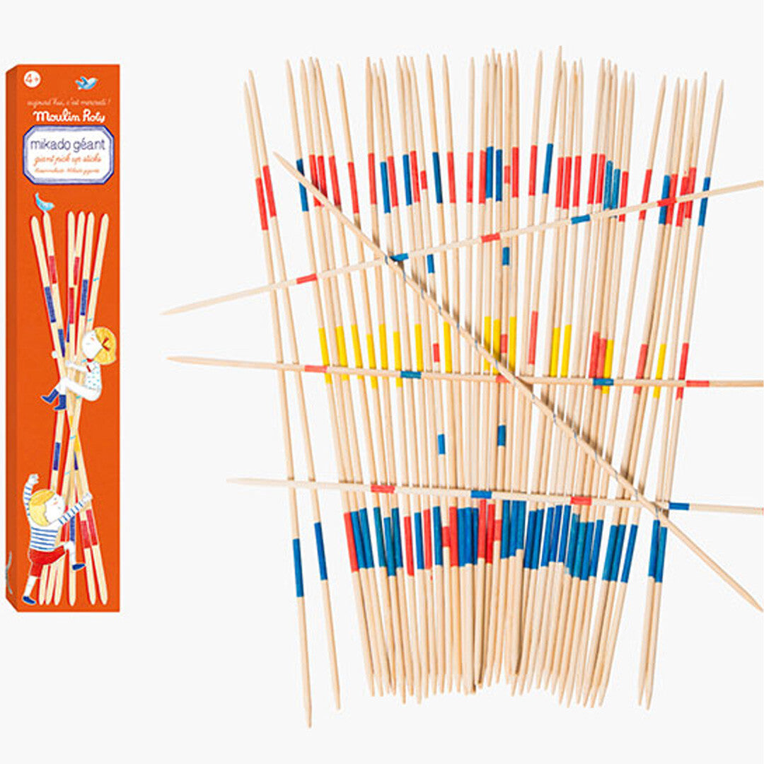Het Moulin Roty reuze mikado behendigheidsspel met de gekleurde stokjes en de oranje verpakking ernaast.