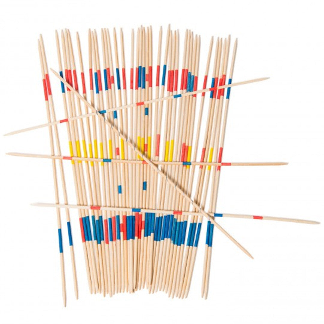 Het Moulin Roty reuze mikado behendigheidsspel met de gekleurde stokjes verspreid op een witte achtergrond.