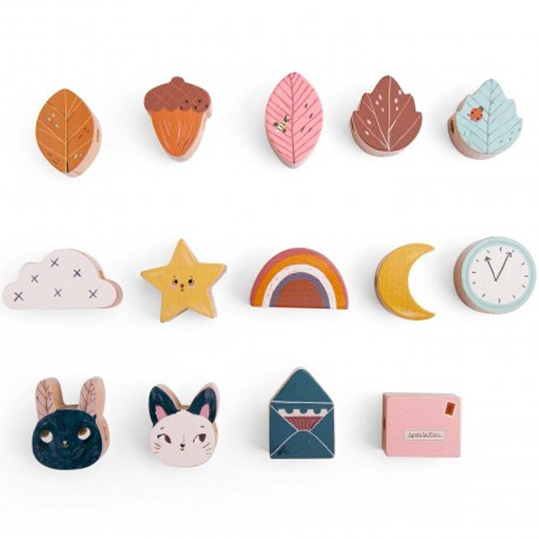 Een overzicht van alle Moulin Roty houten rijgkralen voor peuters, waaronder bladeren, dierenhoofden, een regenboog en een maan.