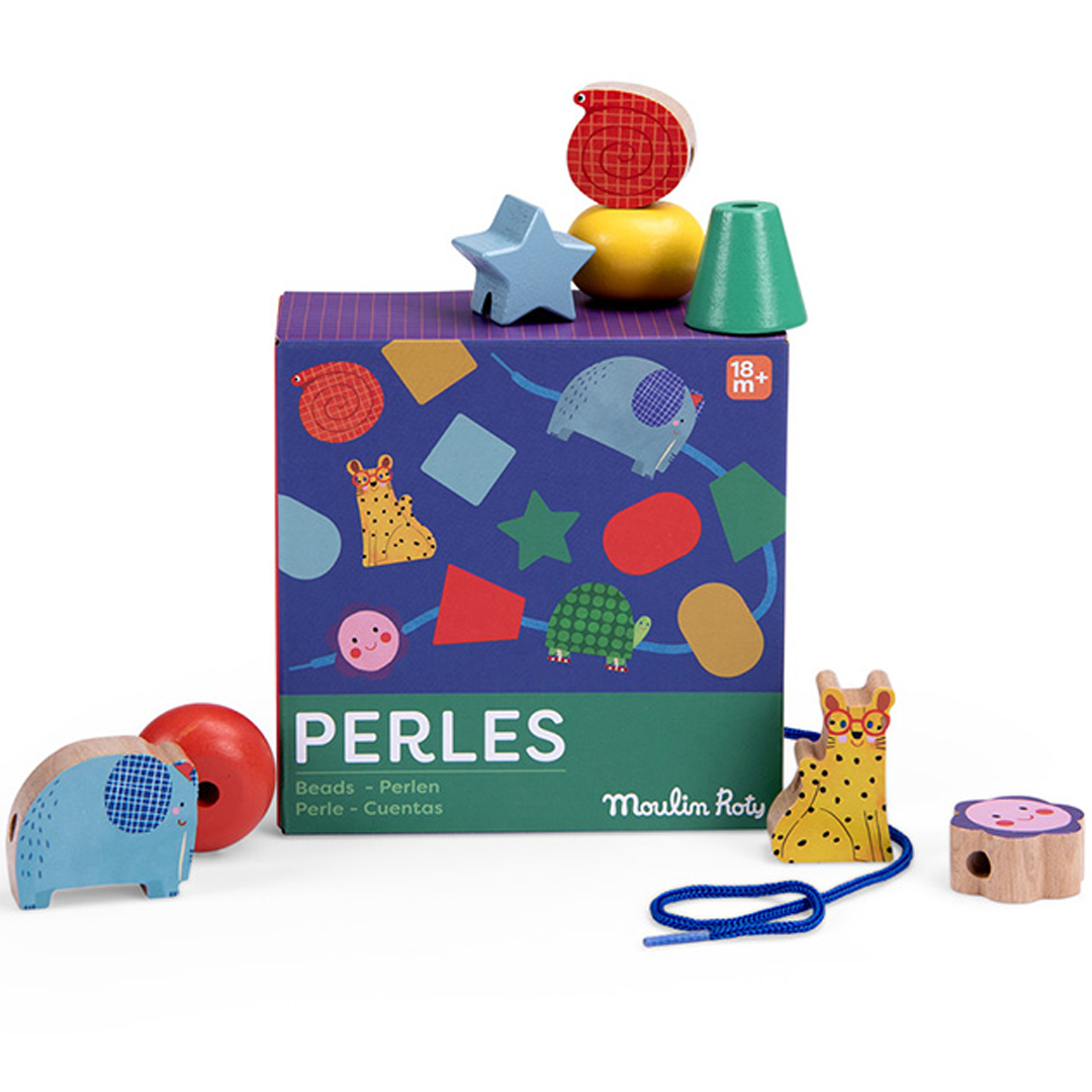 Moulin Roty rijgkralen set met verpakking en diverse houten kralen in de vorm van dieren en geometrische figuren.