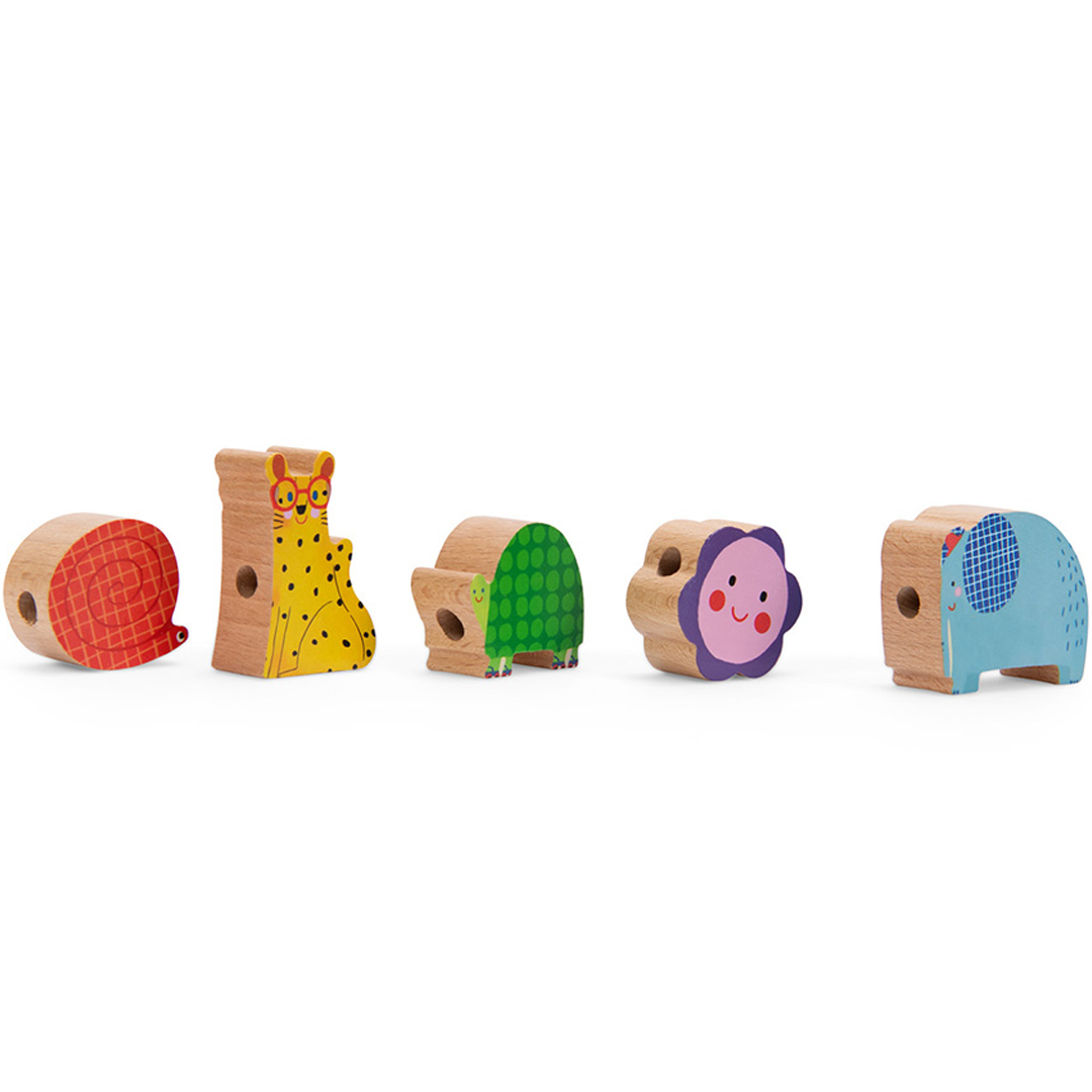 Vijf houten Moulin Roty dierenkralen op een rij: een slak, luipaard, schildpad, bloem en olifant.