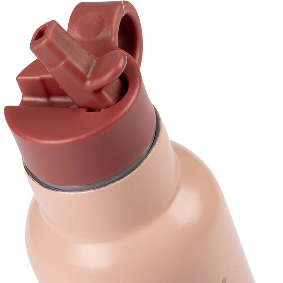 Detail van de donkerrode dop met drinktuit en handvat van de Moulin Roty kinderdrinkfles.