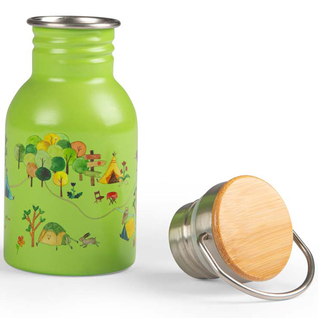Moulin Roty groene kinder drinkfles van RVS met camping thema, met de bamboe dop ernaast.