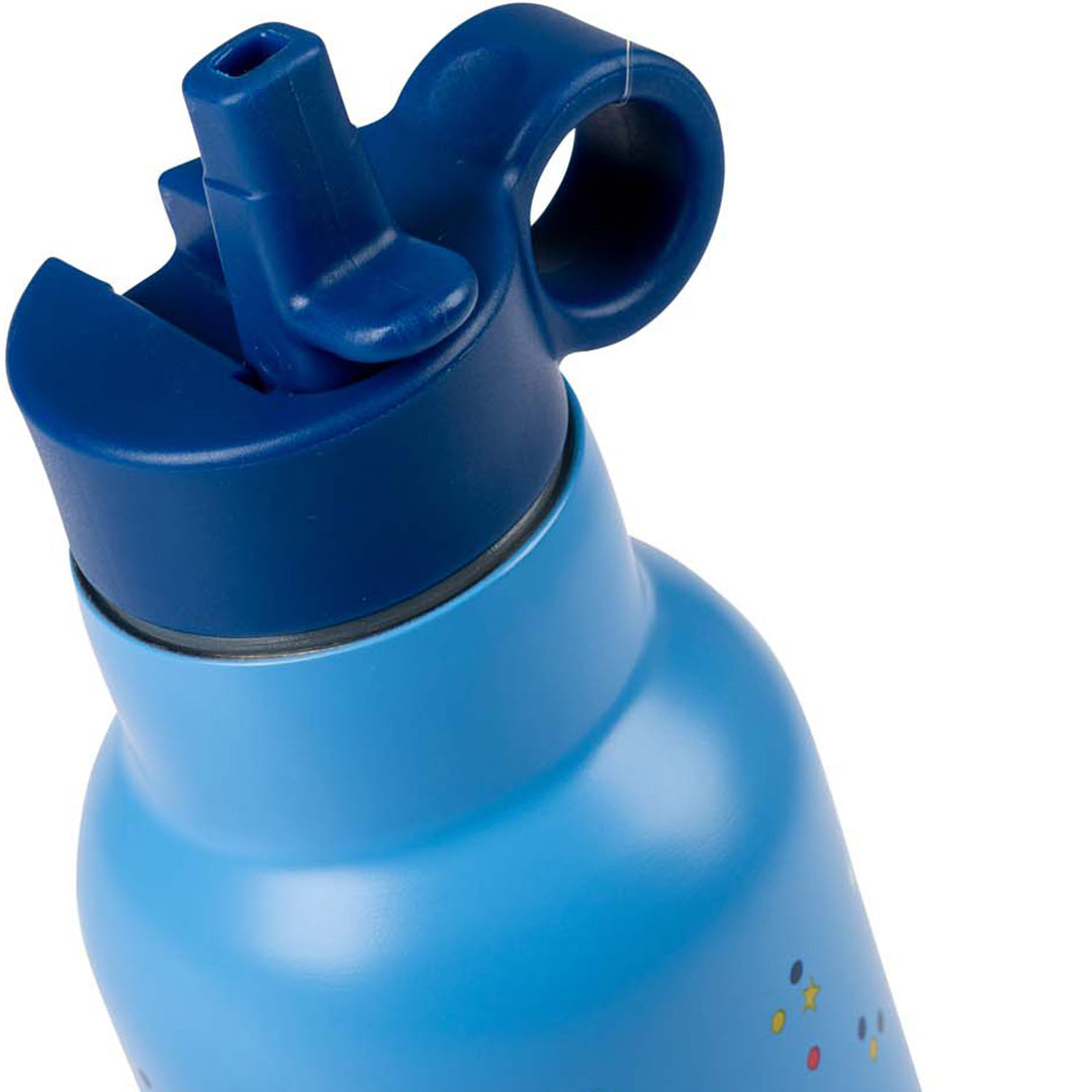 Detail van de open donkerblauwe dop met rietje van de Moulin Roty kinder waterfles.