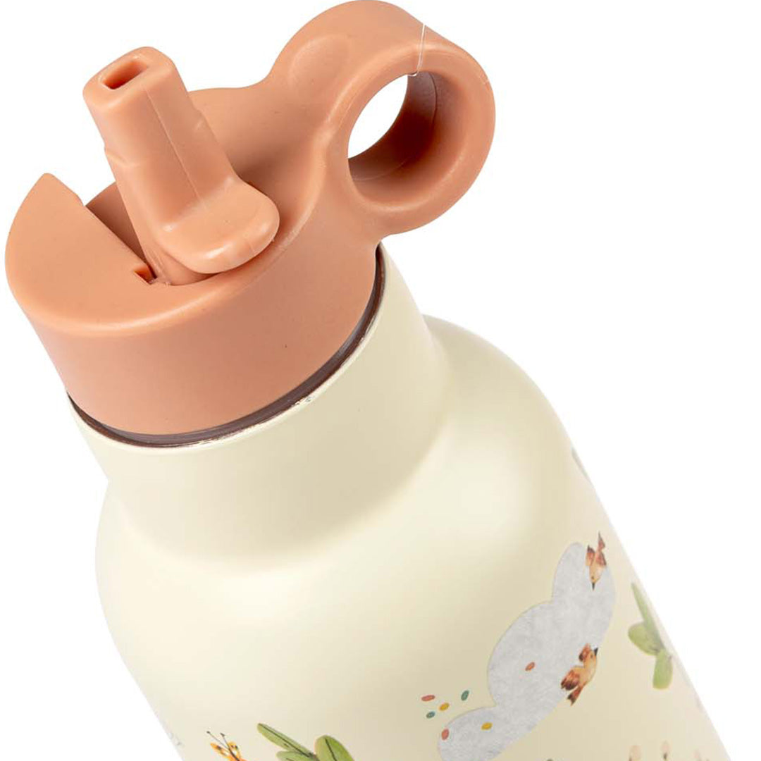 Detail van de Moulin Roty RVS drinkfles met de opengeklapte peach-kleurige drinktuit en handvat.