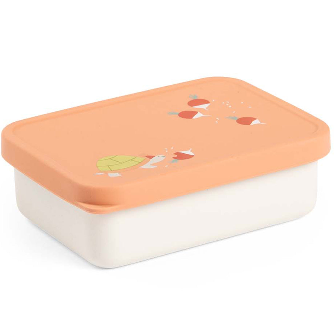 Moulin Roty rvs snackdoosje voor kinderen met oranje deksel en opdruk van een schildpad en radijsjes.